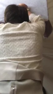 邻居短发熟女门没关进屋按在沙发上爆操真刺激