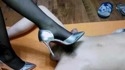 把你的狗鸡巴踩废好不好！