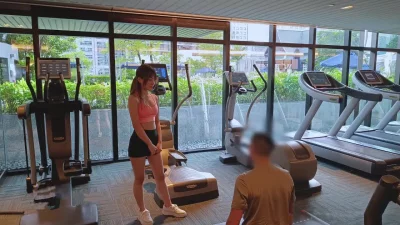 混血美女勾引瑜伽教练口交性爱颜射，穿着瑜伽裤把肥鲍都凸显