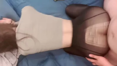 “让…我在办公桌上趴着，他站在后边…肏…肏的”